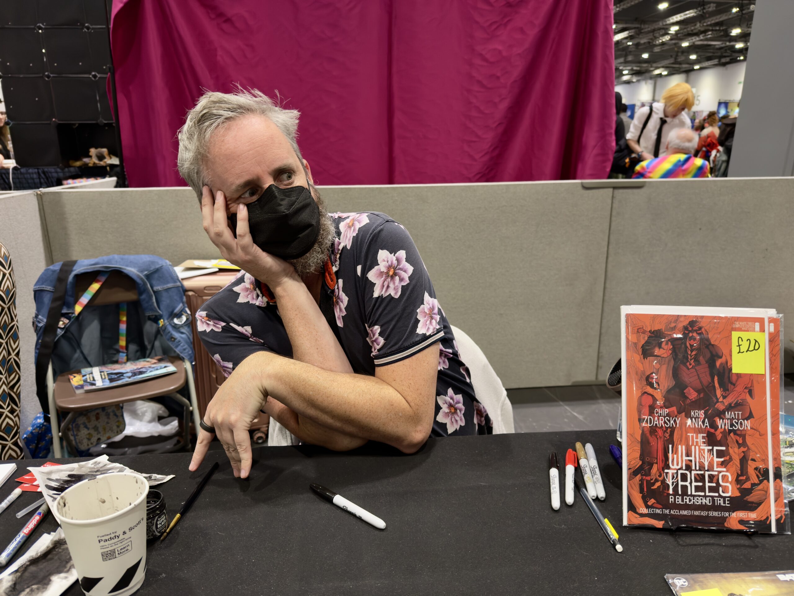 Chip Zdarsky in Artist Alley al MCM Comic Con London Ottobre 2025