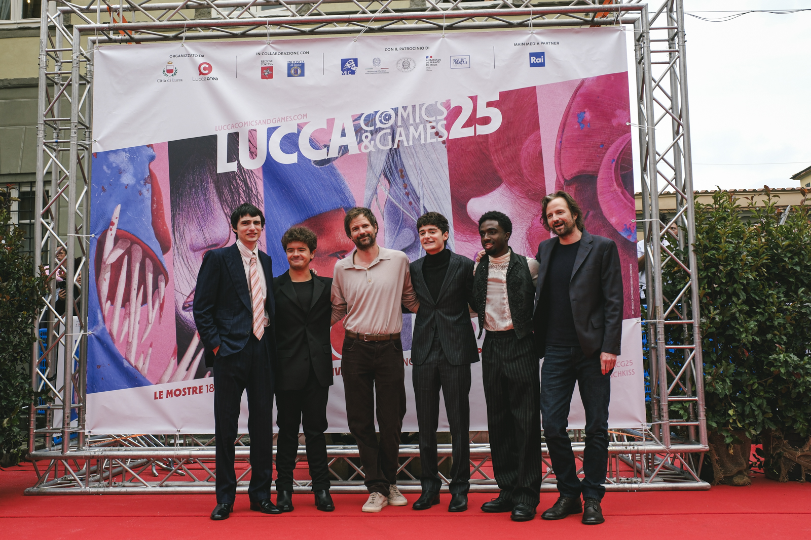 Cast di Stranger Things e Duffer brothers sul red carpet del Lucca Comics & Games 2025, foto di Michele Mariani