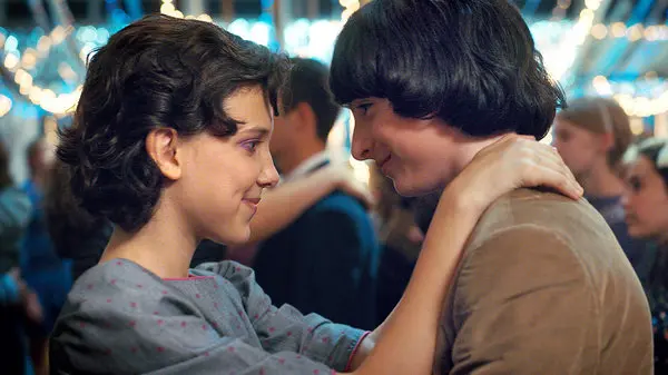 Undici e Mike che ballano al ballo della scuola