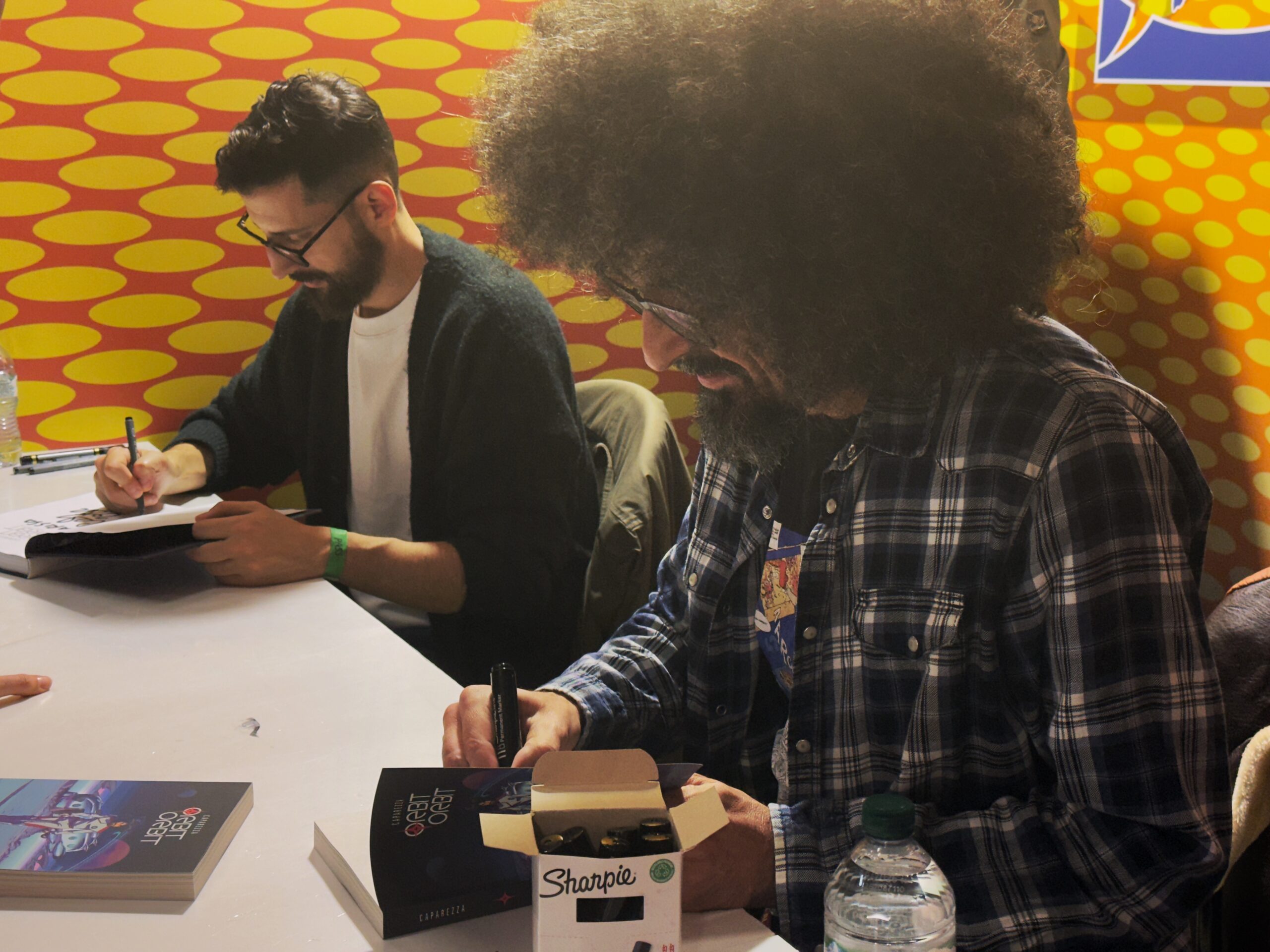 Caparezza al firmacopie del suo fumetto presso il Palabonelli, foto di Rossano D'Angelo