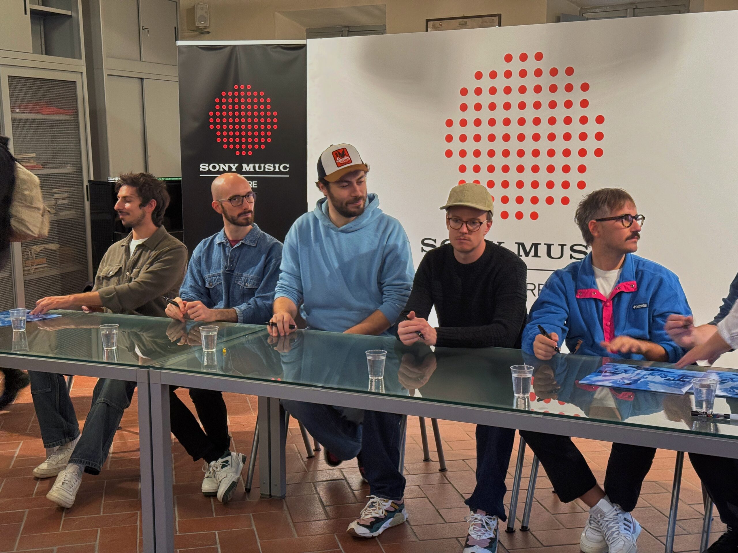 I Pinguini Tattici Nucleari al firmacopie della ristampa del loro album Ahia!, foto di Rossano D'Angelo