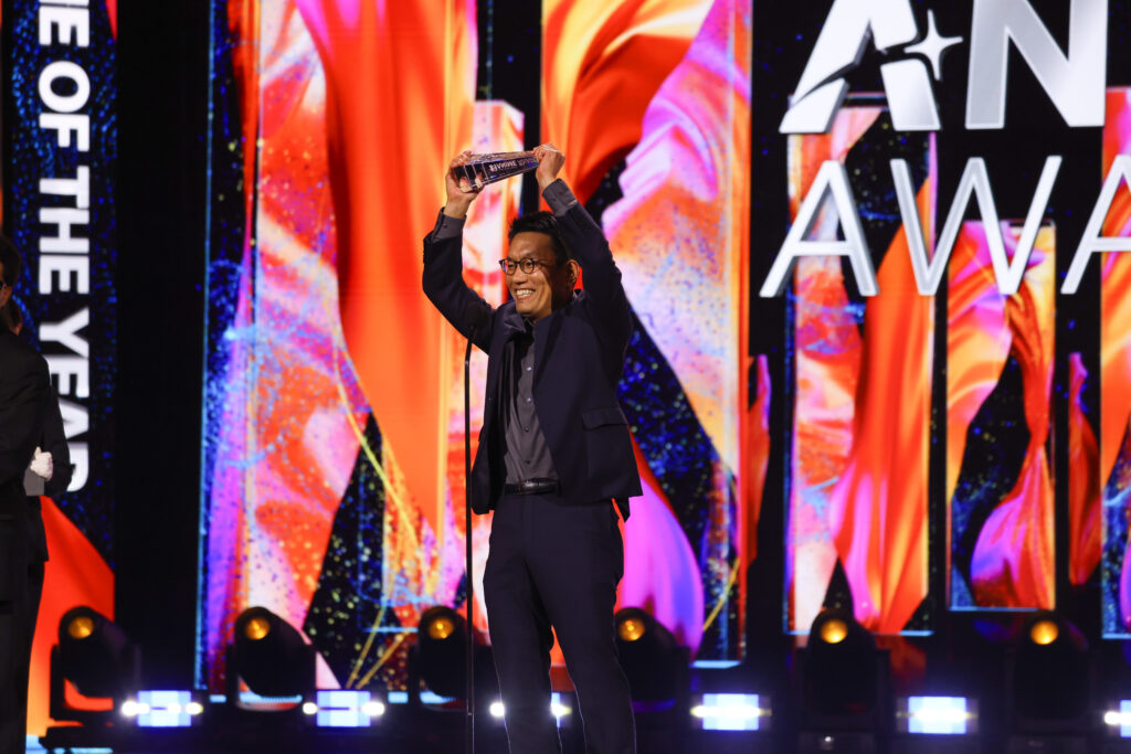 Kenji Nagasaki, director di My Hero Academia, ritira il premio Anime of the Year