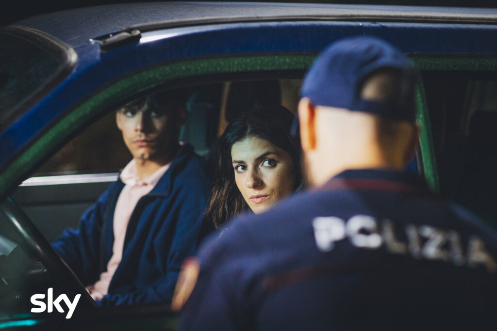 Immagini dall'episodio 3 di Rosa Elettrica in Fuga con il Nemico