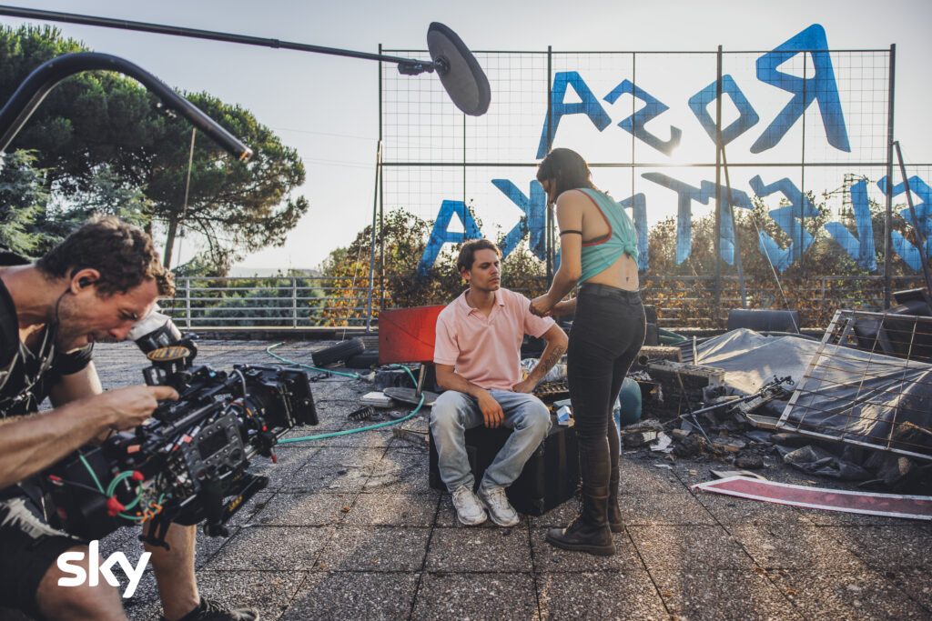 Immagini dall'episodio 3 di Rosa Elettrica in Fuga con il Nemico