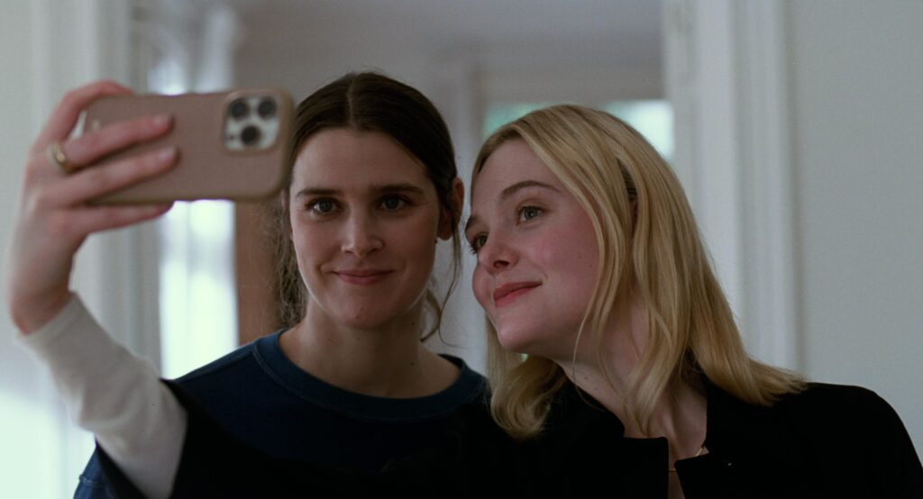 SentimentalValue_08_Inga-Ibsdotter-Lilleaas_Elle-Fanning_Photo_Kasper-Tuxen-Andersen