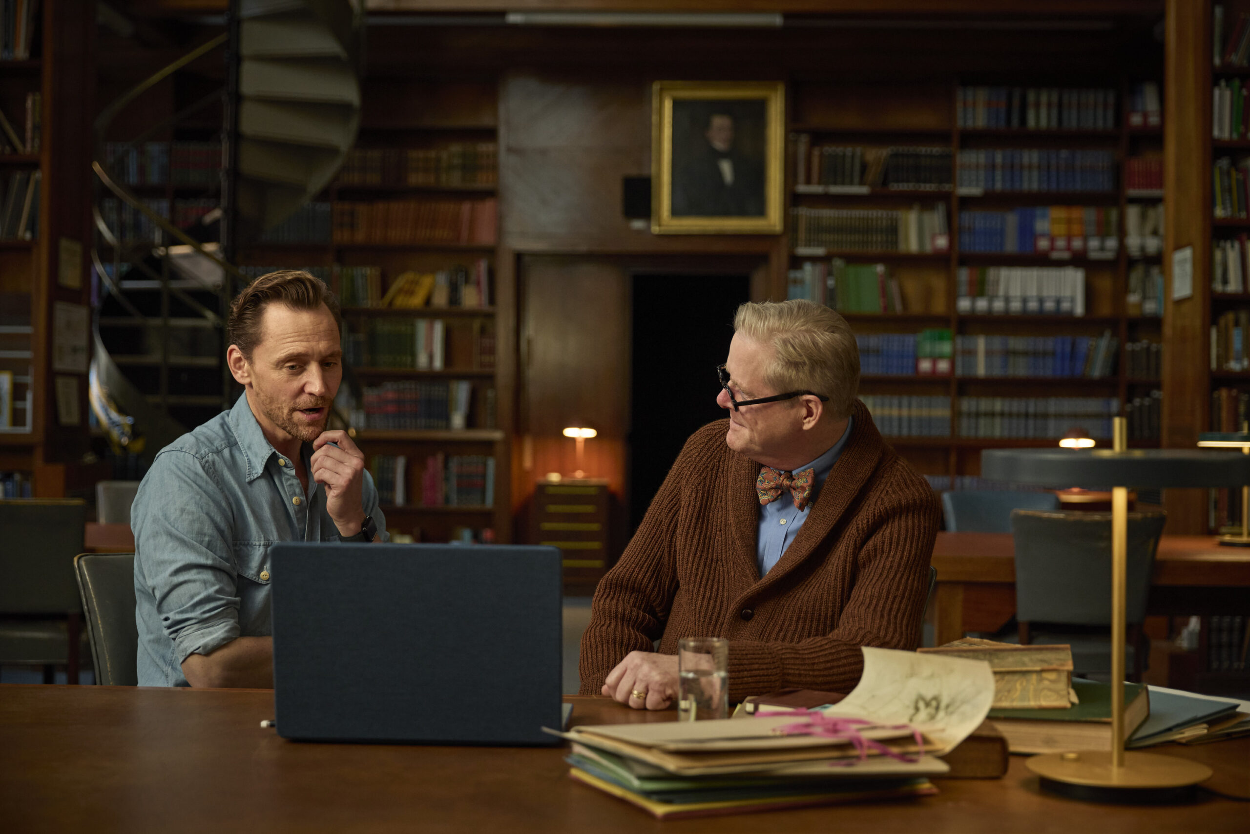 Tom Hiddleston con Professor Steven Tuck